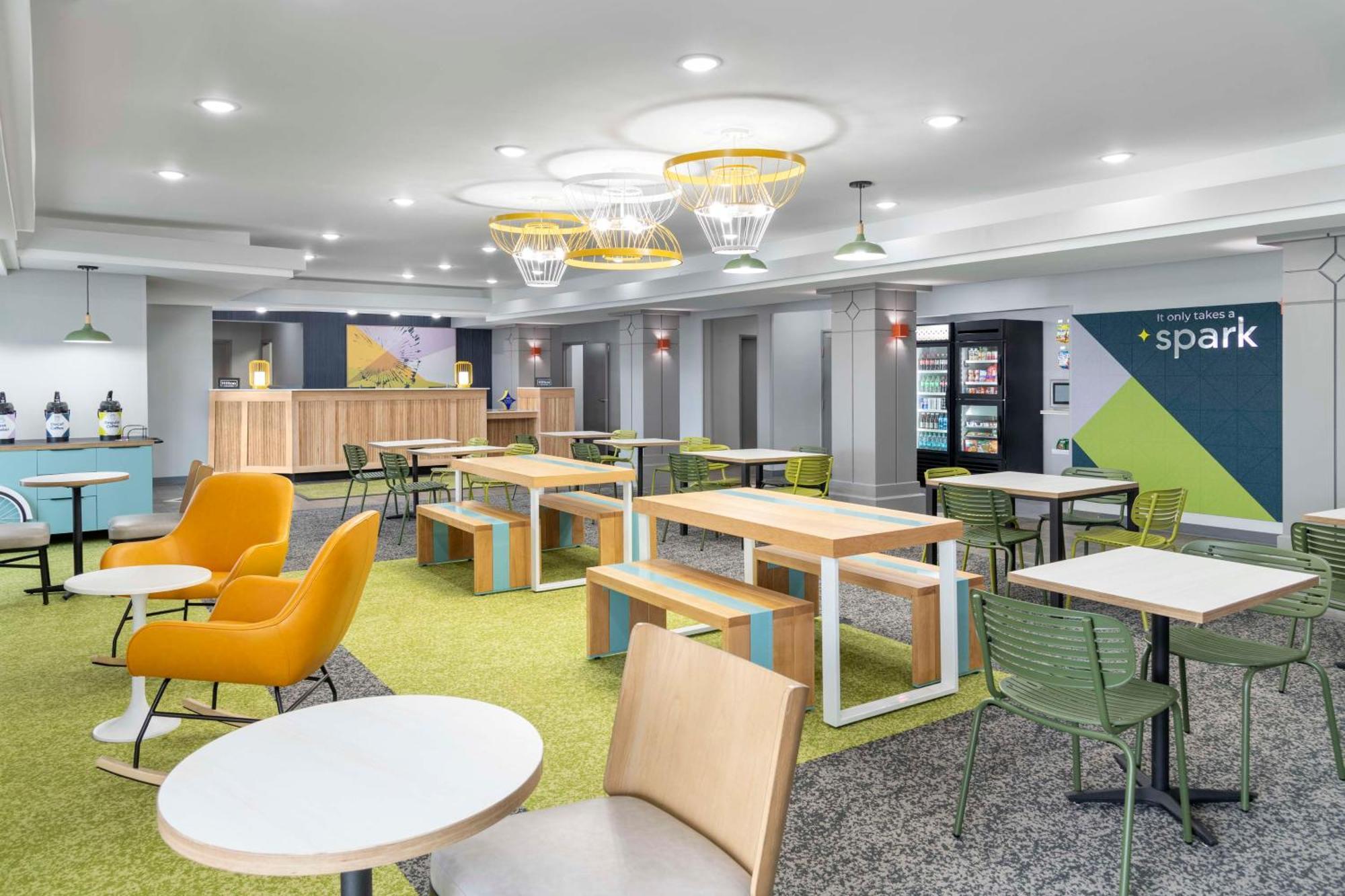Spark By Hilton Lansing Екстериор снимка